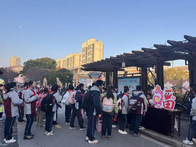“金蛇拓福”迎开学传统文化赋能学生欢乐成长(图1)