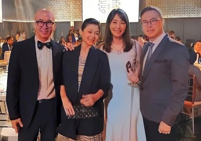 好友现身大S家中举办追思会具俊晔暴瘦6公斤范晓萱弹钢琴告别(图4)