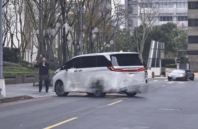 好友现身大S家中举办追思会具俊晔暴瘦6公斤范晓萱弹钢琴告别(图2)