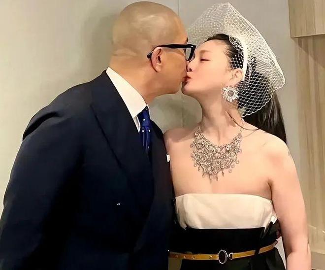 大S骨灰家祭告别仪式：范晓萱为其弹钢琴具俊晔已经暴瘦6公斤(图2)