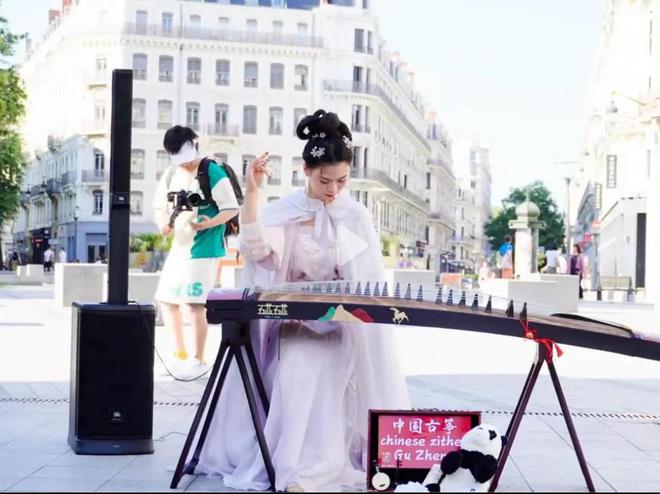 95后中国湖南女孩穿汉服在法国街头弹奏古筝征服全场老外(图5)
