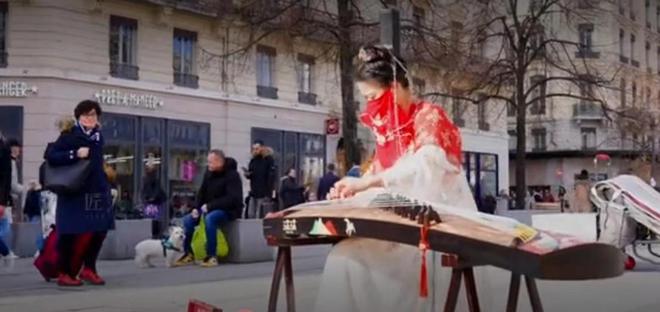 95后中国湖南女孩穿汉服在法国街头弹奏古筝征服全场老外(图3)