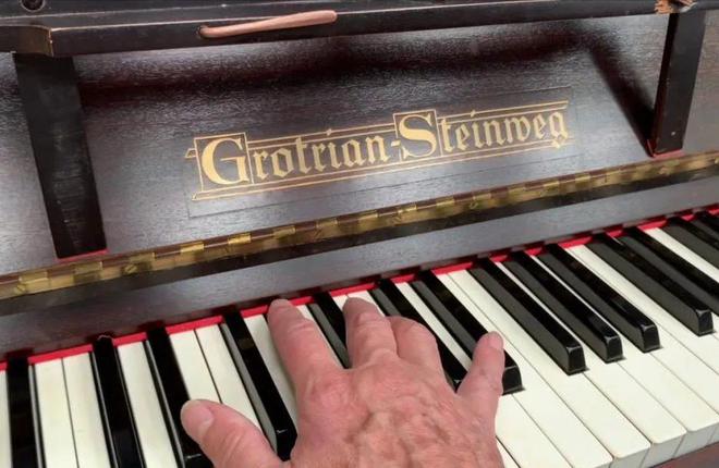 几万块的钢琴5000块都卖不出！一半钢琴厂倒闭中产更惨了！(图1)