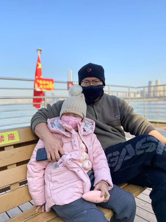 双目失明却学会了弹琴爸爸答应患病女儿：没再住院每月去超市弹一次钢琴(图1)