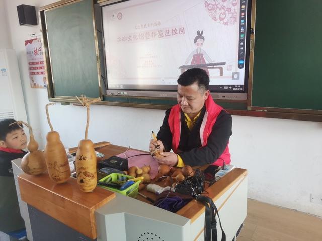 传承非遗薪火点亮青春校园——安徽师范大学附属亳芜小学举办“非遗文化进校园”主题活动(图2)