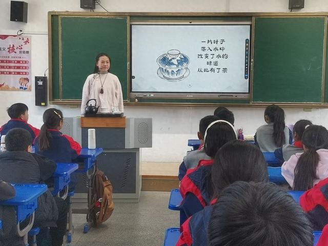 传承非遗薪火点亮青春校园——安徽师范大学附属亳芜小学举办“非遗文化进校园”主题活动(图1)