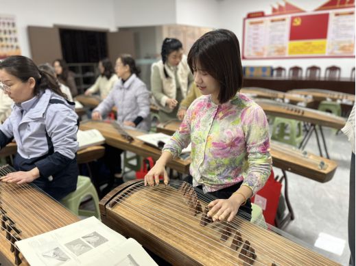 古筝乐章串起邻里情章江街道沙角社区奏响和谐新篇章(图1)