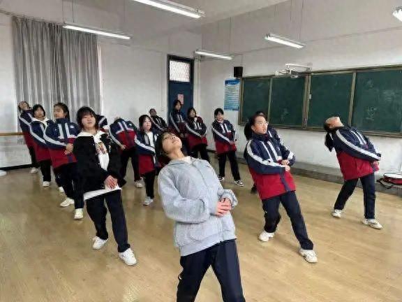 西安市汉都第一学校：缤纷社团展风采多彩校园添活力(图1)