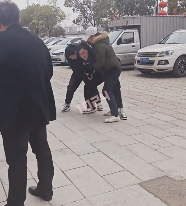 男子谈江西女友遭父亲反对被强行抬上车女友：说我图他家钱(图2)