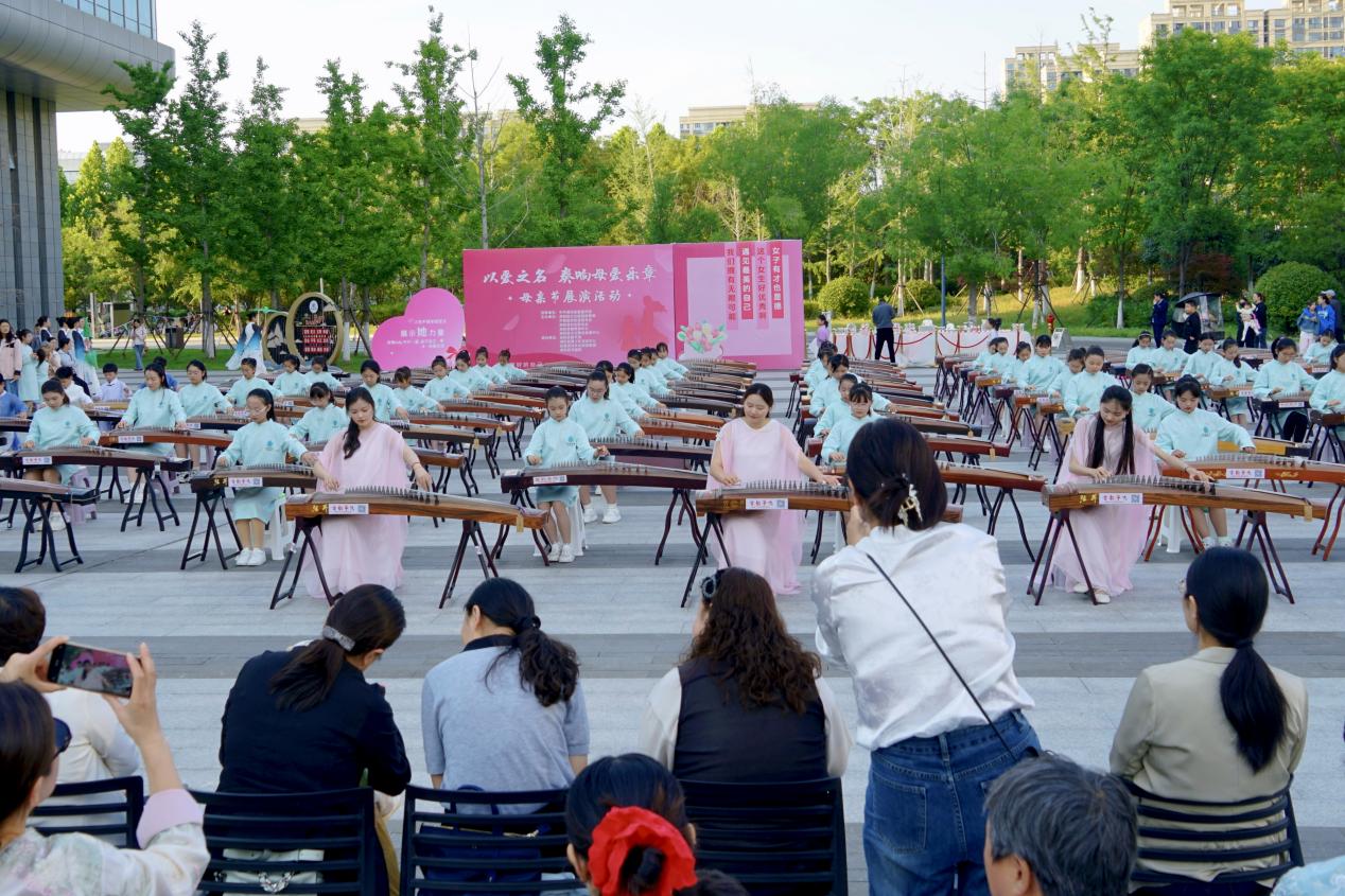 涡阳：百架古筝齐奏献礼母亲节千余市民共谱爱的乐章(图1)