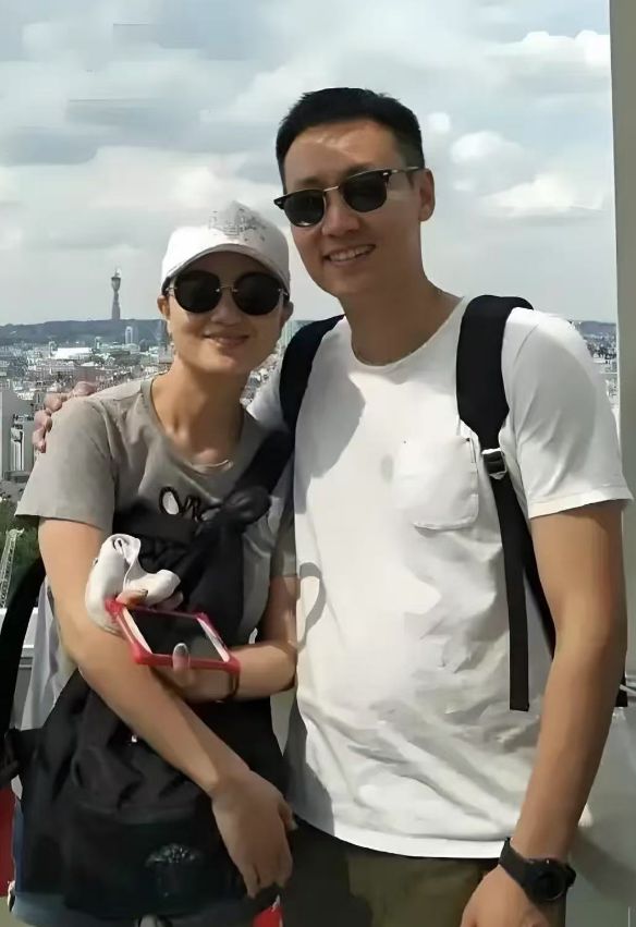 朱媛媛参加女儿入队照片被扒本本好优秀从小钢琴绘画样样精通(图1)