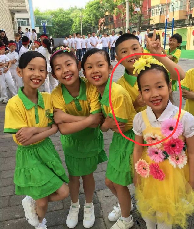 朱媛媛参加女儿入队照片被扒本本好优秀从小钢琴绘画样样精通(图6)