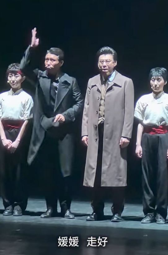 朱媛媛参加女儿入队照片被扒本本好优秀从小钢琴绘画样样精通(图14)