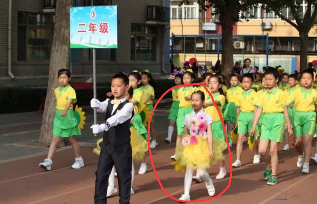 朱媛媛参加女儿入队照片被扒本本好优秀从小钢琴绘画样样精通(图5)