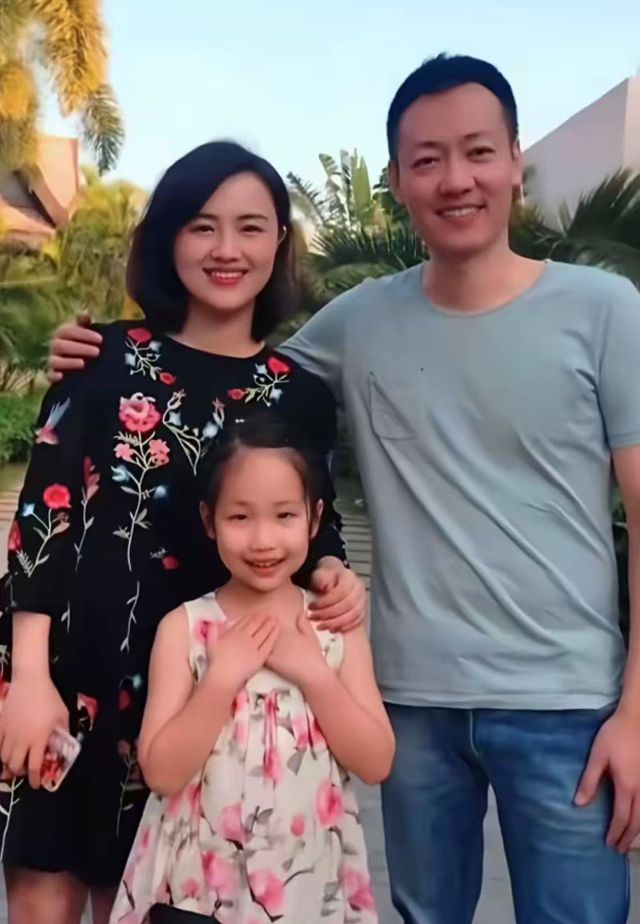 朱媛媛参加女儿入队照片被扒本本好优秀从小钢琴绘画样样精通(图11)