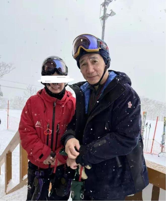 62岁久居日本的丁克家庭梁朝伟早已选择了不同的人生道路。(图2)