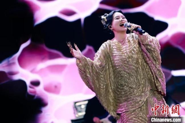 龚琳娜首秀北京草莓音乐节传统与现代的完美融合(图1)
