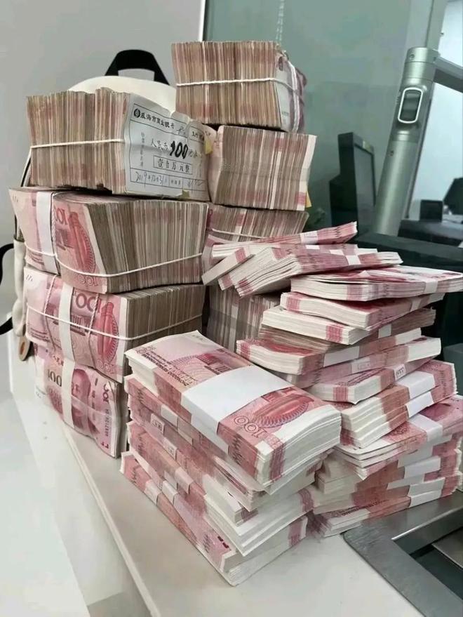浙江女子家中现金无处存放！重达四吨网友：这钱山能把房子压塌(图2)