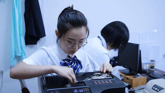 浙江女子家中现金无处存放！重达四吨网友：这钱山能把房子压塌(图8)