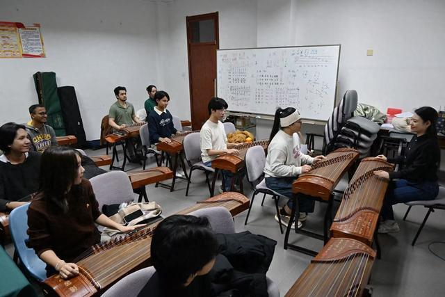 资讯有故事丨当外国留学生爱上中华筝奏出怎样的“国际范儿”？(图1)