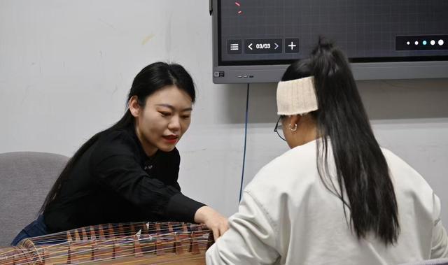 资讯有故事丨当外国留学生爱上中华筝奏出怎样的“国际范儿”？(图2)