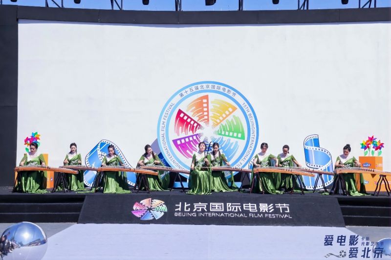 罗梦媛携民乐天籁亮相北京国际电影节艺术盛典：以筝为笔绘就东方美学新篇章(图1)