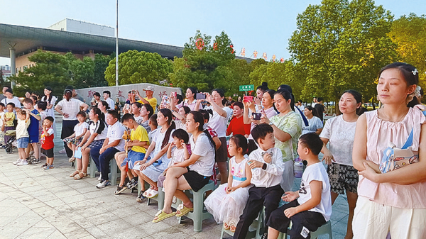 古筝古琴表演奏响夏夜乐章(图2)