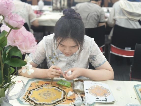 中荷人寿大连分公司蜜丝会：宋锦珍珠扇里邂逅东方美学(图2)