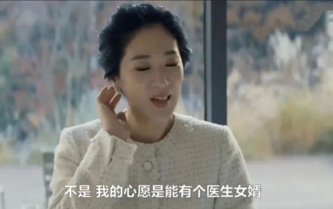 黄圣依好惨一女的(图4)