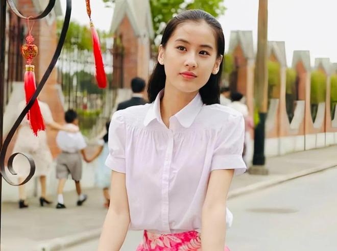 黄圣依好惨一女的(图1)
