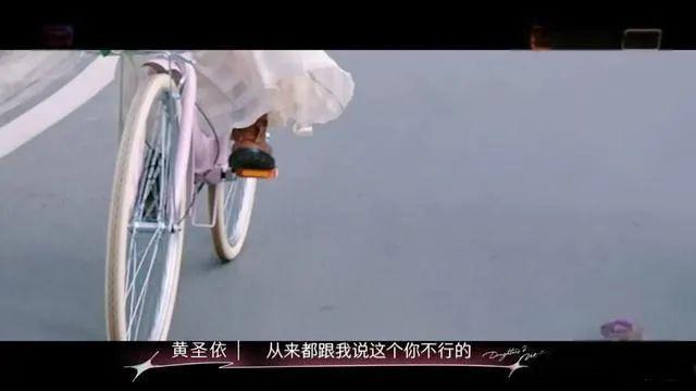 黄圣依好惨一女的(图8)