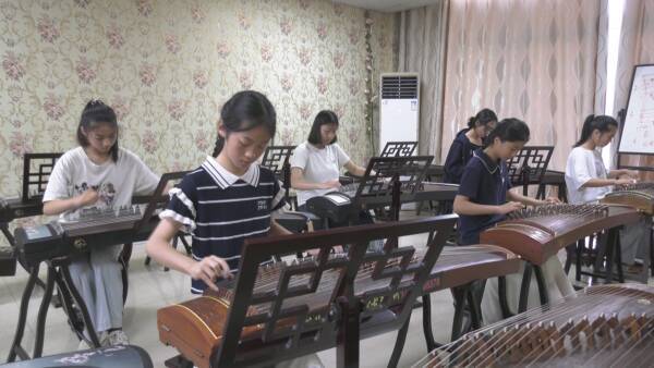 打破质疑!泗洪这位美女老师你认识吗?(图1)