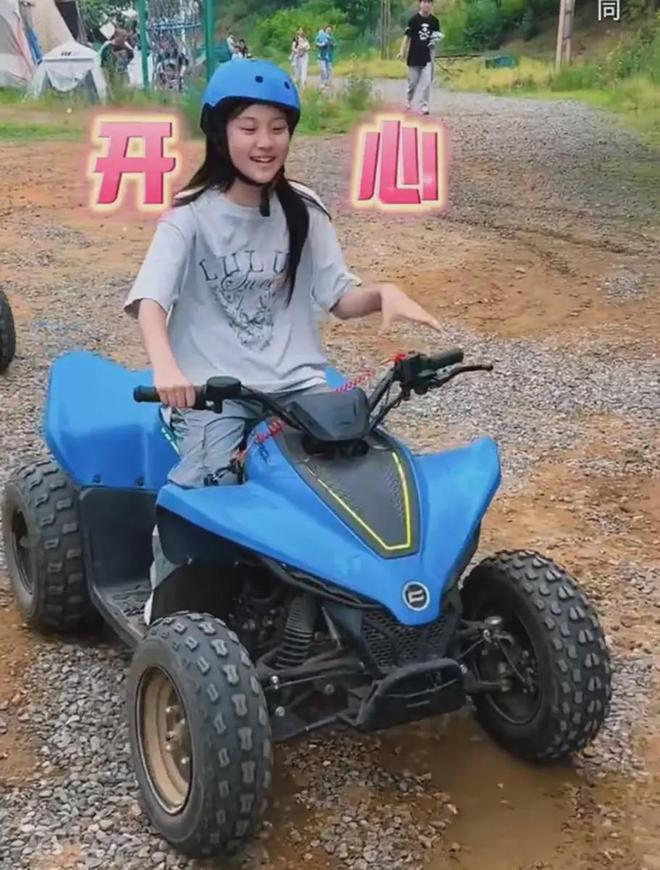 甜馨坐越野车大笑背后藏着离异家庭的最高级育儿模式(图3)