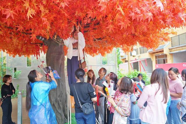 四川中江举办“银丝为媒”七夕盛会传统民俗与文明新风交织共鸣(图1)