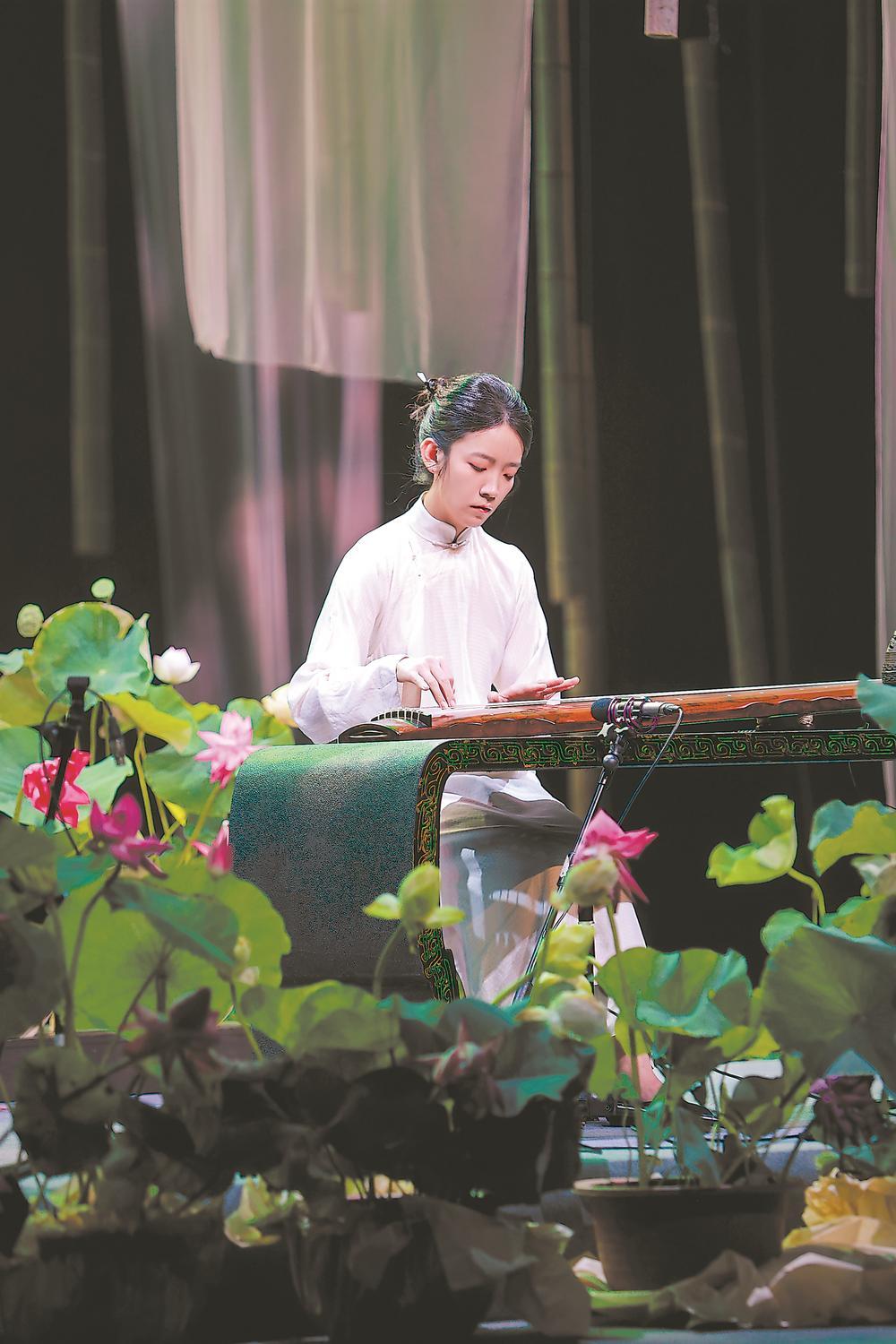 一袭“古琴热”风雅现精神(图1)