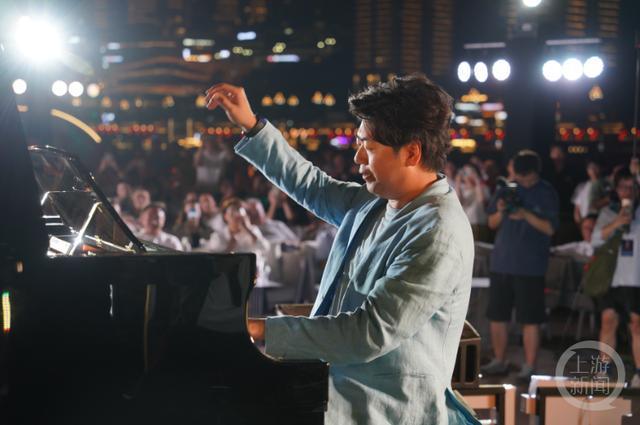 把音乐会搬上长江!郎朗的钢琴声在重庆夜景中“单曲循环”(图1)