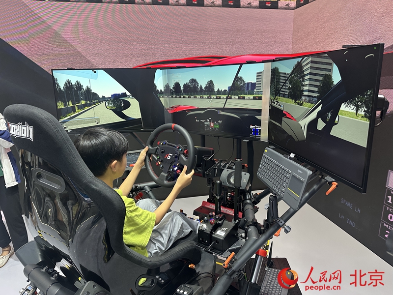 来服贸会北京经开区展区听植物“弹”钢琴(图3)