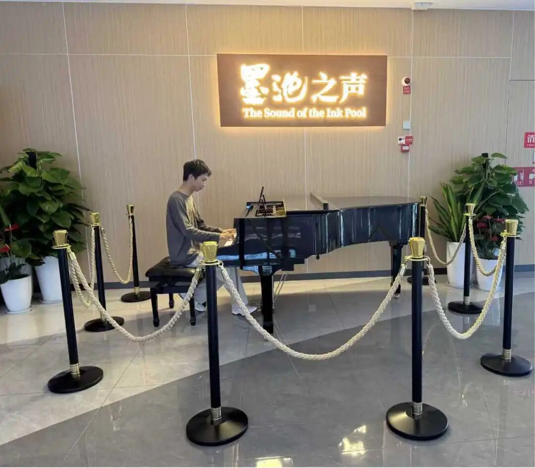 成都市第三人民医院温暖光影③——钢琴志愿者(图1)