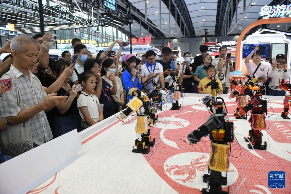 广东旅博会上机器人秀技能(图2)