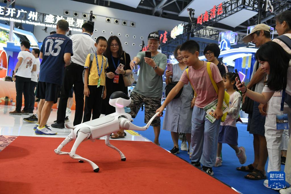 广东旅博会上机器人秀技能(图3)