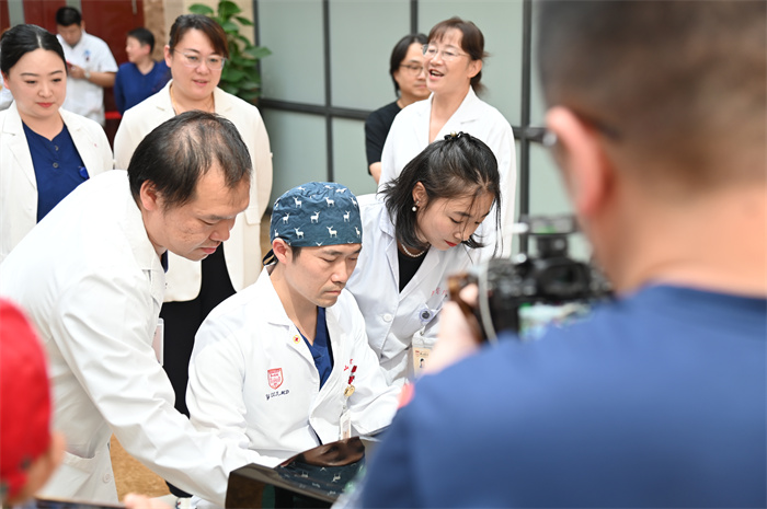 华山医院宝山院区的温暖留白:当钢琴声在门诊响起(图2)