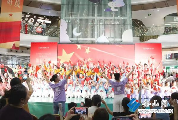 文艺志愿者巡演“舞动”城市地标(图1)