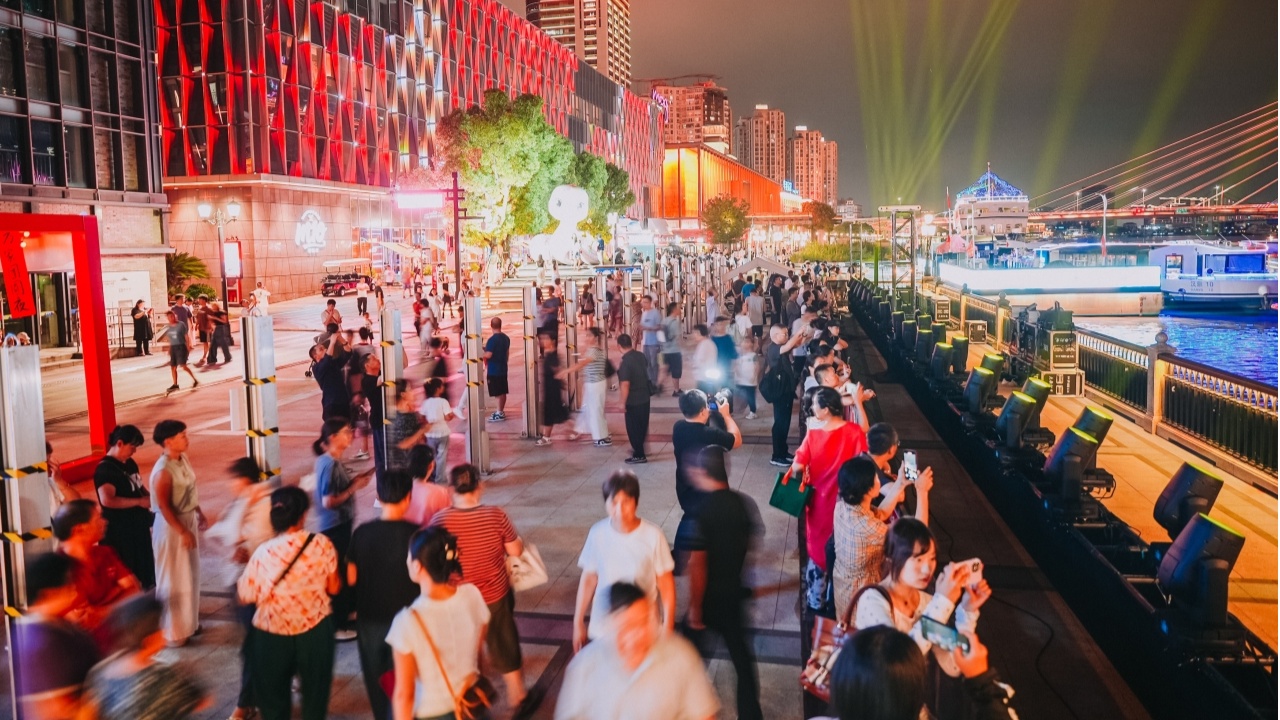 打卡“中国红”｜百年老外滩涌动新国潮(图1)