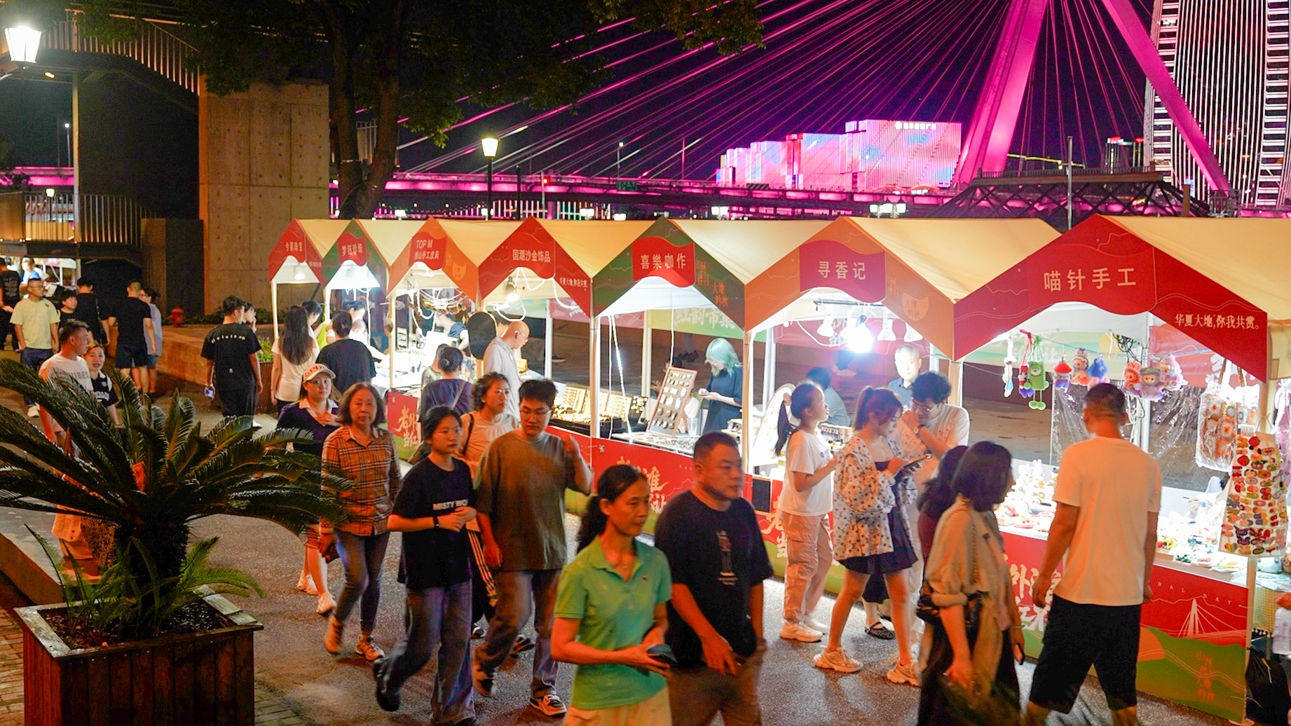 打卡“中国红”｜百年老外滩涌动新国潮(图3)