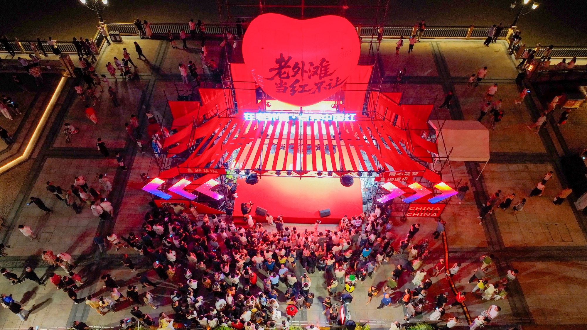 打卡“中国红”｜百年老外滩涌动新国潮(图2)