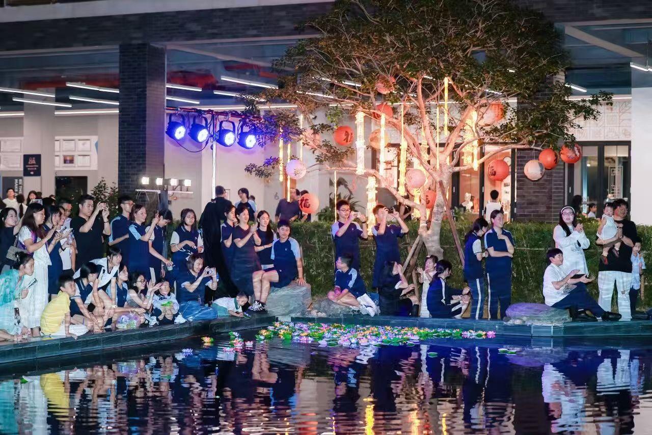 传统与创新交汇的中秋夜爱莎荔湾校园迎来年度中秋游园盛会(图1)
