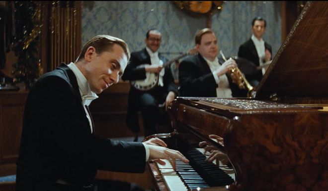 “我不下船!”88个琴键弹奏出人生的执着坚守|夜览·享读(图3)