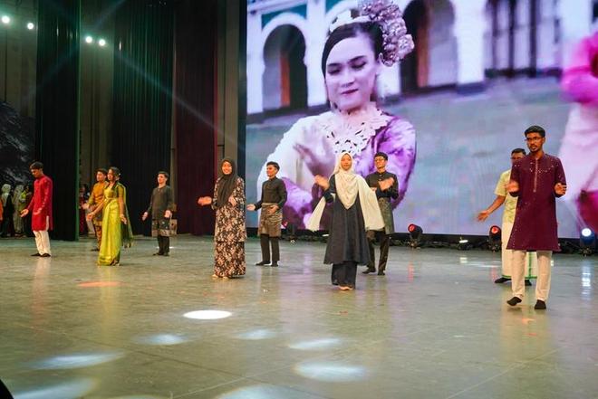 2025中国—东盟教育交流周职业教育国际合作暨“心系四海文通东盟”国际文化交流大使展演活动在安顺职院举行(图4)