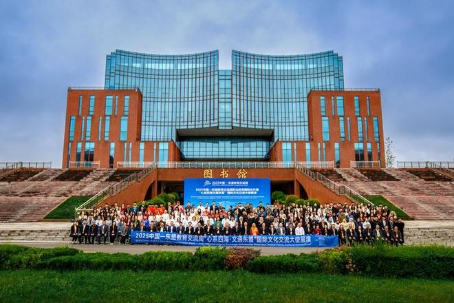 2025中国—东盟教育交流周职业教育国际合作暨“心系四海文通东盟”国际文化交流大使展演活动在安顺职院举行(图3)