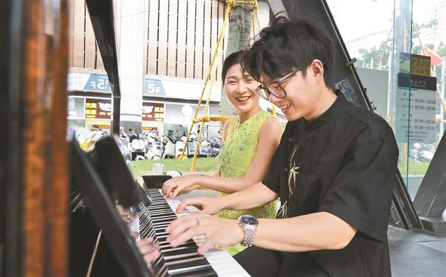 一段段街头合奏弹出鹏城“乐韵烟火”华强北公益钢琴成为深圳城市文化符号(图1)